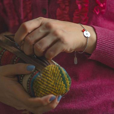 تصویر دستبند استیل دایره با حکاکی حرف و سنگ
