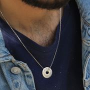 تصویر آویز نقره طرح دونات با حکاکی