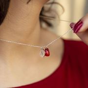 تصویر آویز نقره دانه انار و دایره با حکاکی حرف